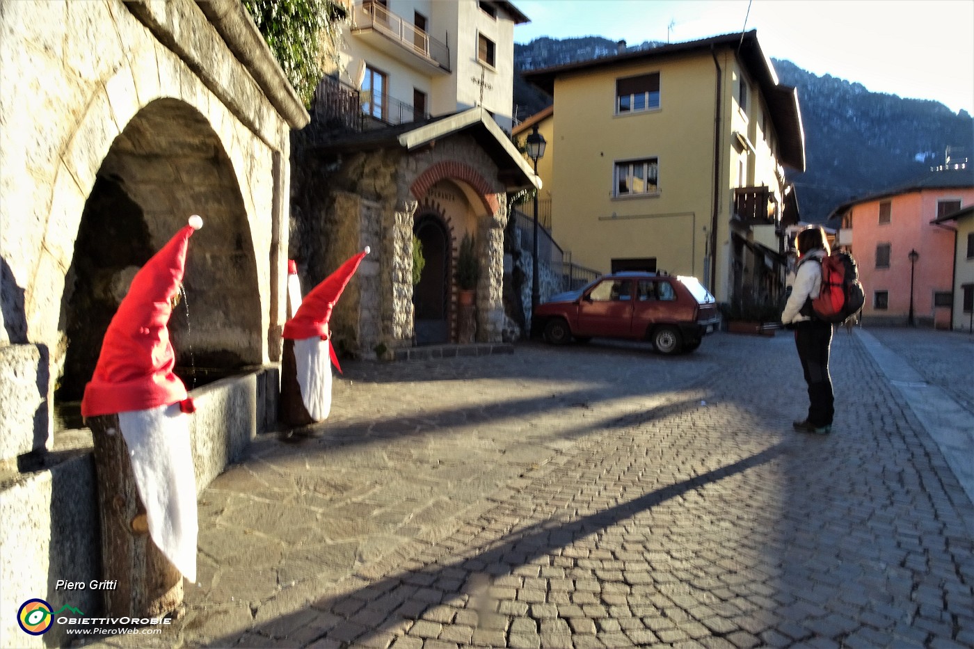08 Piazzetta centrale di Cornalba nel sole del mattino.JPG